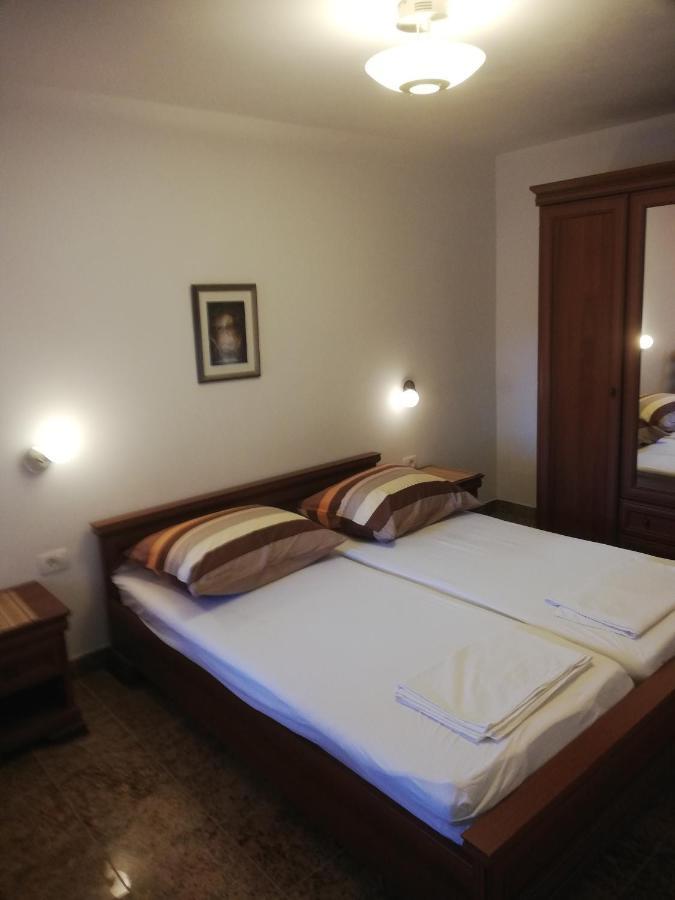 Apartman Nevia Lka Opric Bagian luar foto