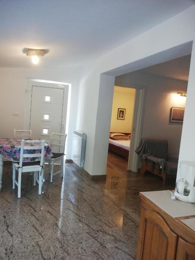 Apartman Nevia Lka Opric Bagian luar foto