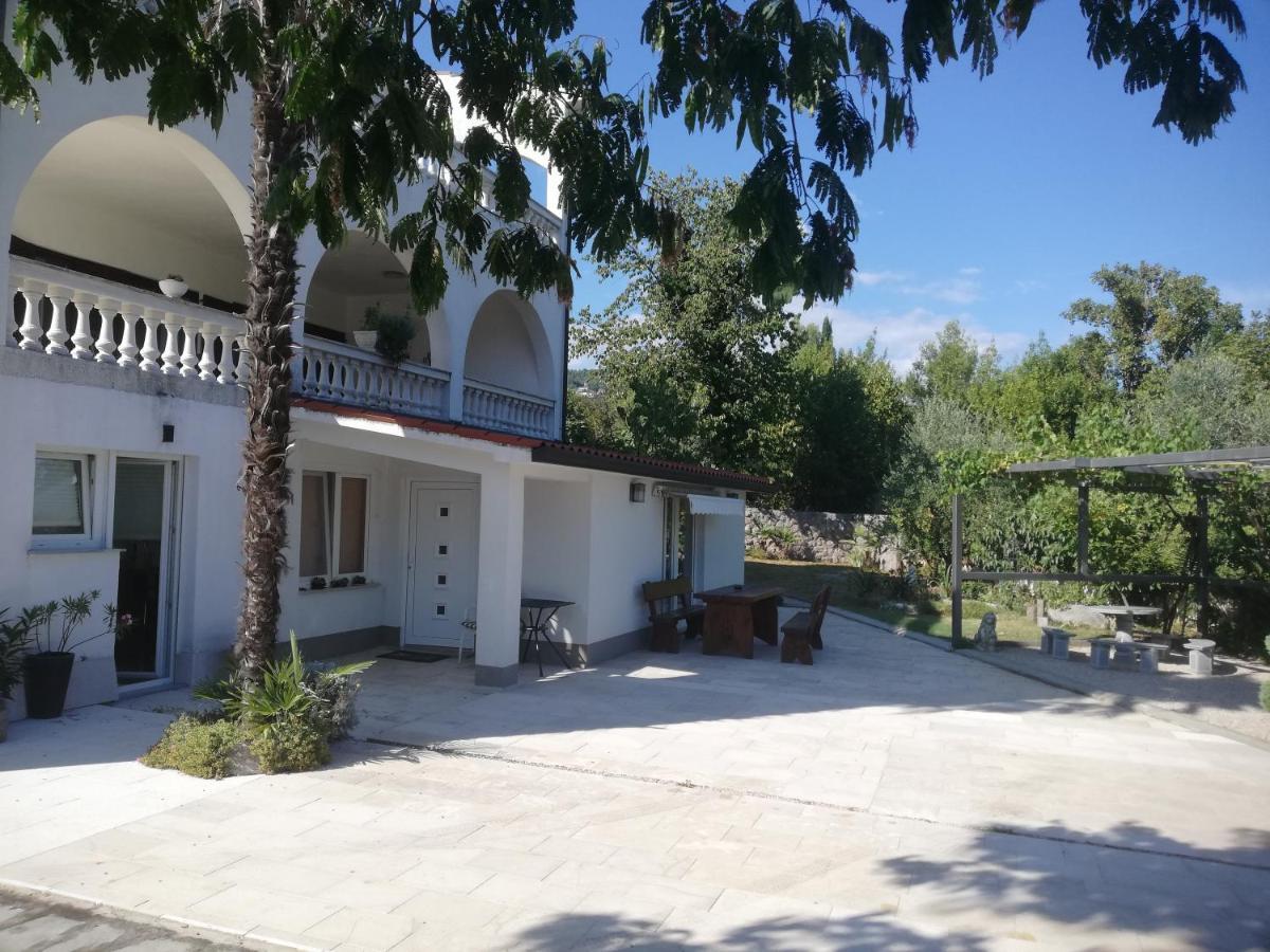 Apartman Nevia Lka Opric Bagian luar foto