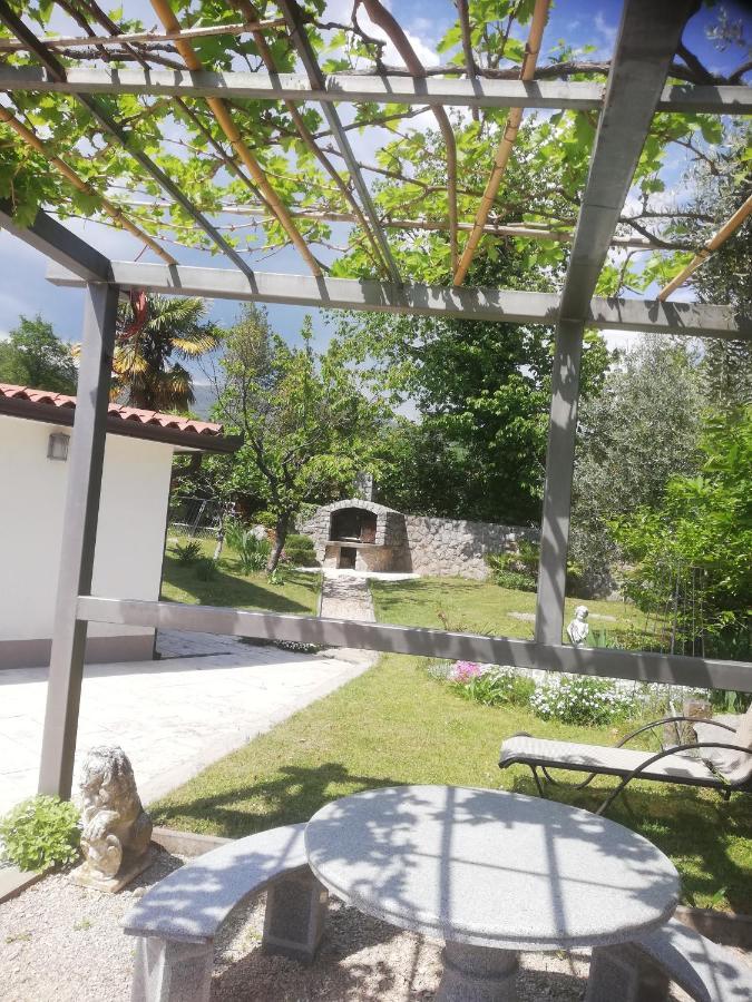 Apartman Nevia Lka Opric Bagian luar foto