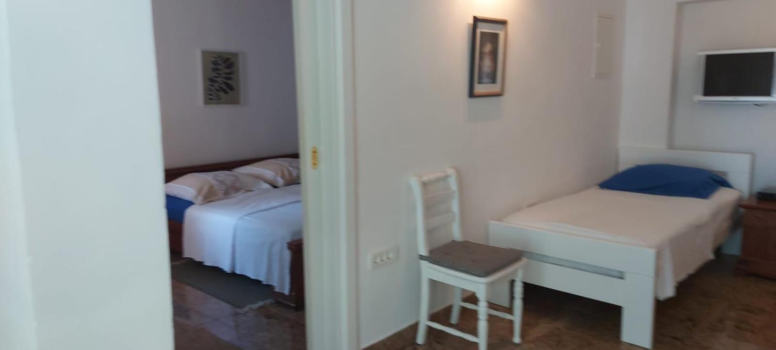 Apartman Nevia Lka Opric Bagian luar foto