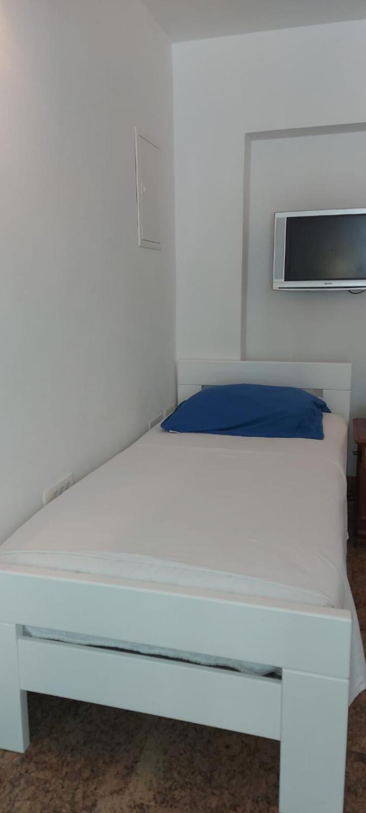 Apartman Nevia Lka Opric Bagian luar foto